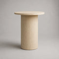 Tavolino laterale rotondo 45 cm 50 cm in pietra composita effetto travertino base cilindrica scanalata colore beige