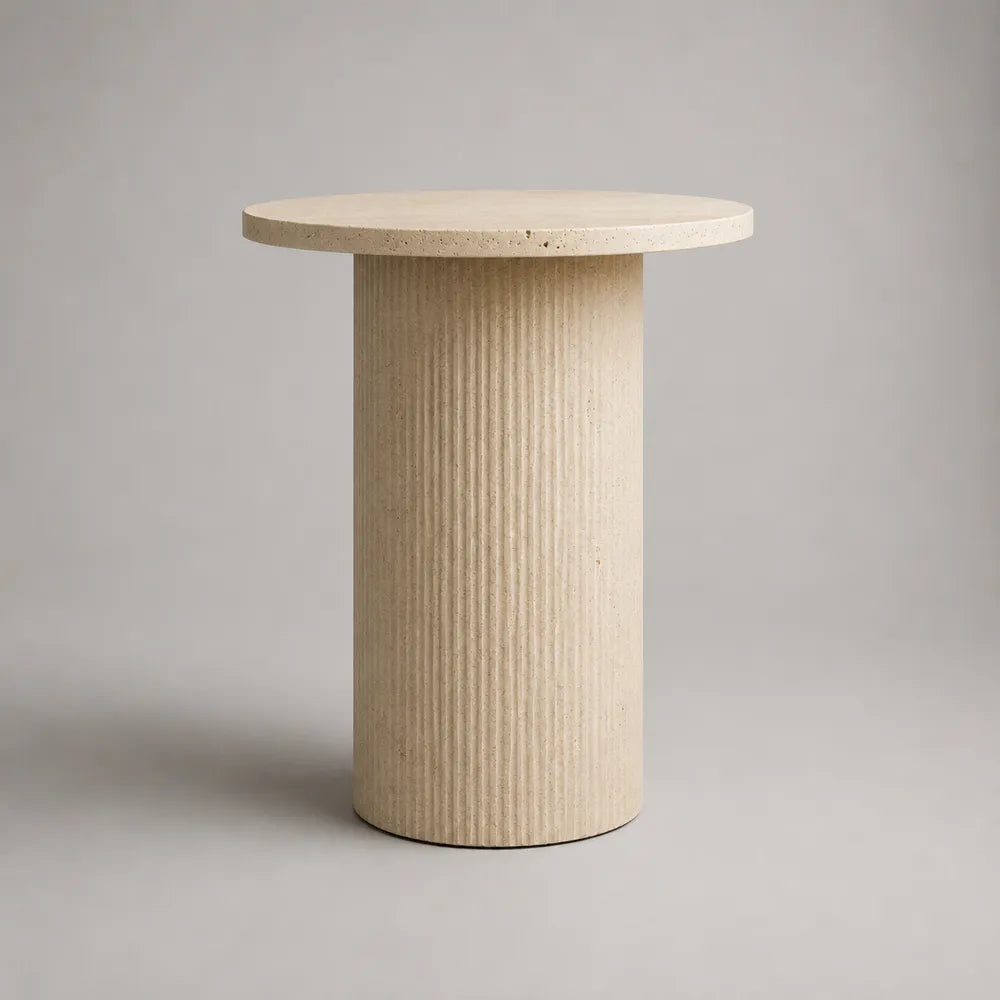 Tavolino laterale rotondo 45 cm 50 cm in pietra composita effetto travertino base cilindrica scanalata colore beige