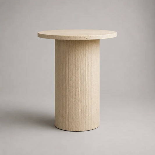 Tavolino laterale rotondo 45 cm 50 cm in pietra composita effetto travertino base cilindrica scanalata colore beige